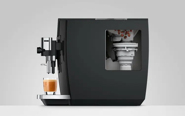 Jura E8 v černém provedení s mlýnkem 