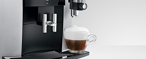 Příprava mléčné pěny Jura kávovarem S8 Moonlight Silver