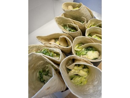 Tortilla s Caesar salátem a kuřecím masem