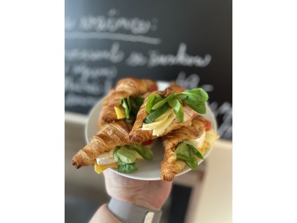Plněný croissant se šunkou, sýrem a zeleninou