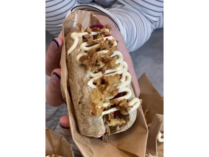 Domácí škvarková bageta plněná pomalu pečeným bůčkem