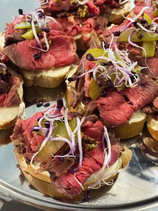 První vlaštovky našich obměněných svačinek do ruky jsou venku. A ano… nevznikly scrollováním cizích veselských vitrín Náš...