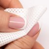 waciki bezpylowe perforowane do paznokci biale 5x5 cm 200 szt (3)