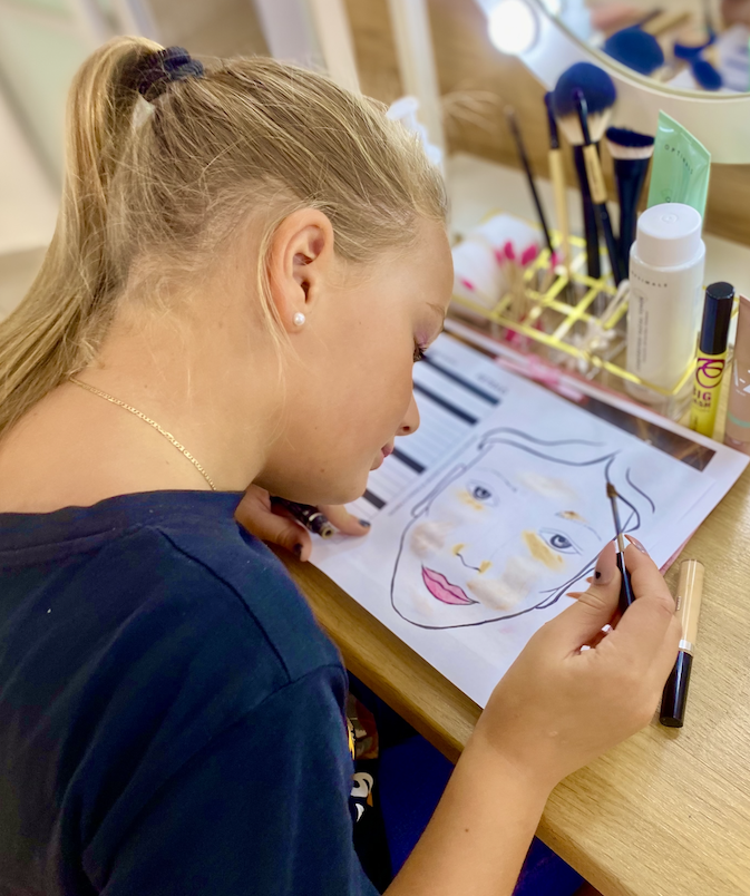 První make-up v době TikToku. Kdo dnes naučí holky, jak se vlastně líčit?