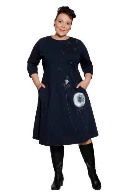 Modré šaty s kresbou