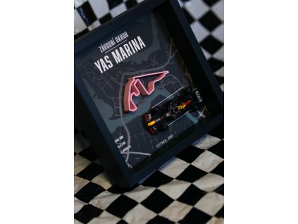 Obraz s monopostem a závodním okruhem - růžová varianta