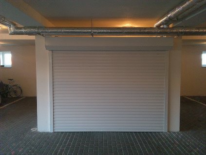 Rolovací garážová vrata LA52 šířka 270cm (ovládání vrat: manuální - madlo + pružinová protiváha, výška stavebního otvoru mezi: 221-240cm)