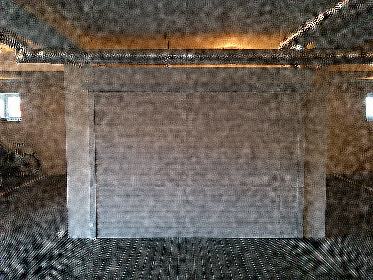Rolovací garážová vrata LA52 šířka 290cm ovládání vrat:: manuální - madlo + pružinová protiváha, výška stavebního otvoru mezi:: 181-200cm