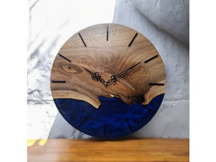 Hodiny s modrým epoxidem