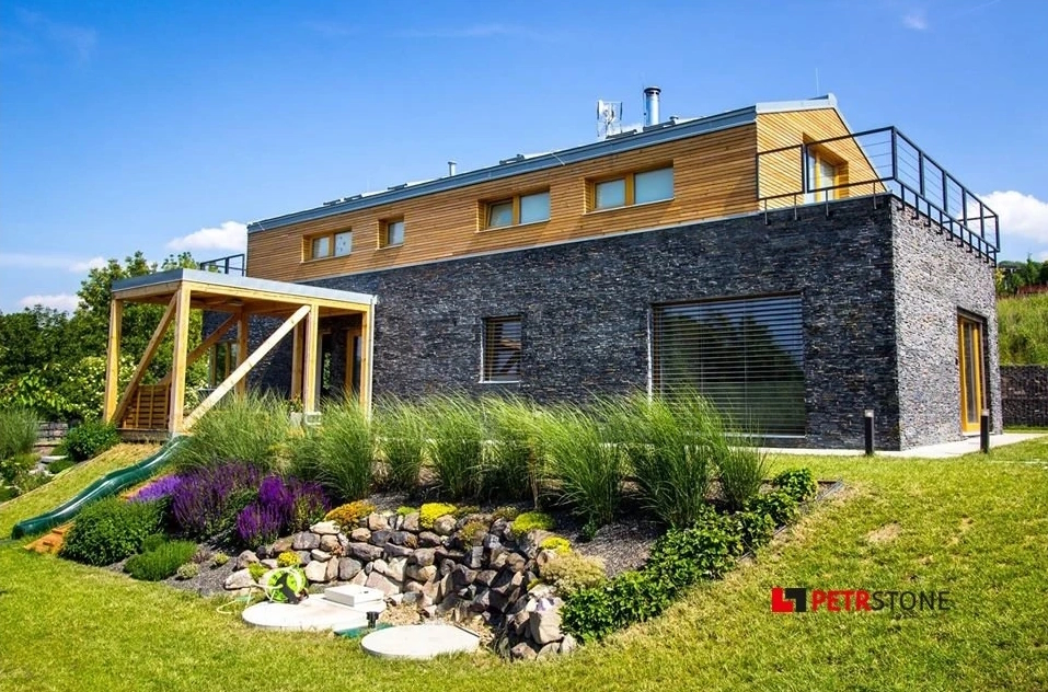 Černá břidlice: Elegantní přírodní materiál pro interiér i exteriér