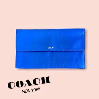 SOLD ✨Psaníčko Coach, kožené a minimalistické je perfektní na cestování nebo na odpolední kafe s kamoškou. Pěkná královská...
