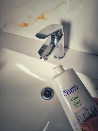 Co použít na zarezlý klik klak v umyvadle❓ My jsme použili Super gel od Eurony. Nalili jsme gel na klik klak a s pomocí...