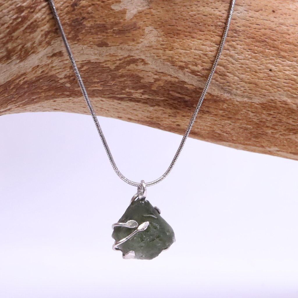 privesek-z-vltavinu-minimalisticky-280821