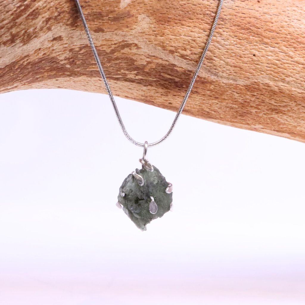 privesek-z-vltavinu-minimalisticky-280831