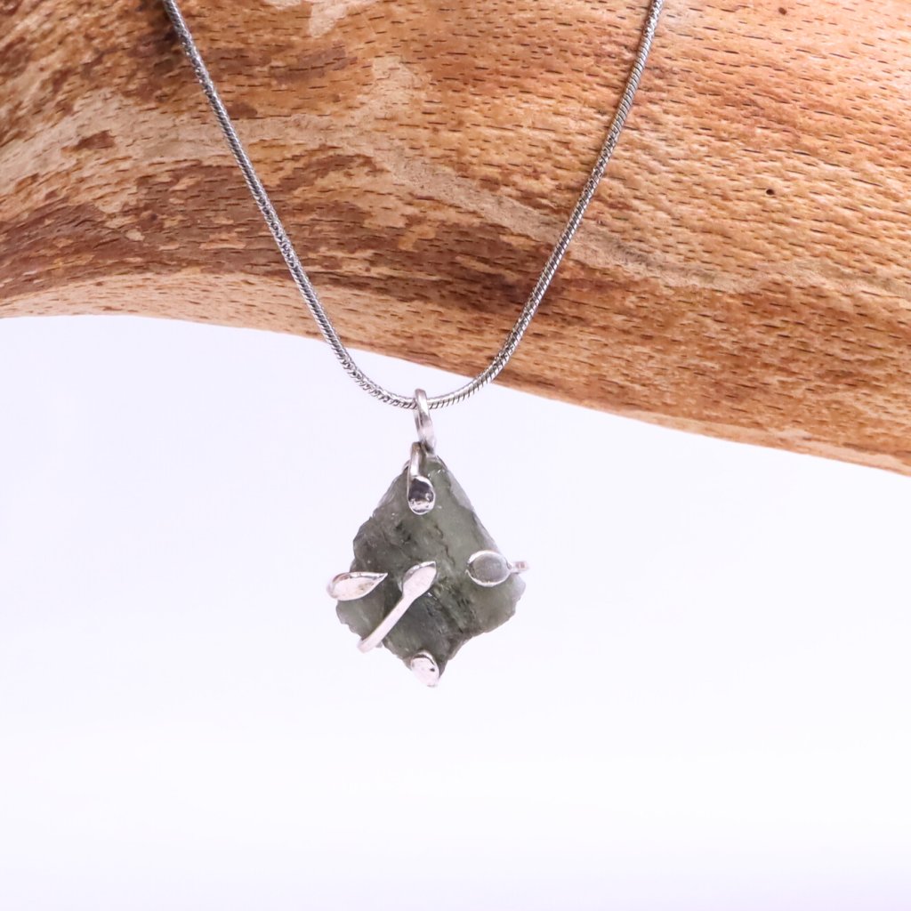 privesek-z-vltavinu-minimalisticky-280811