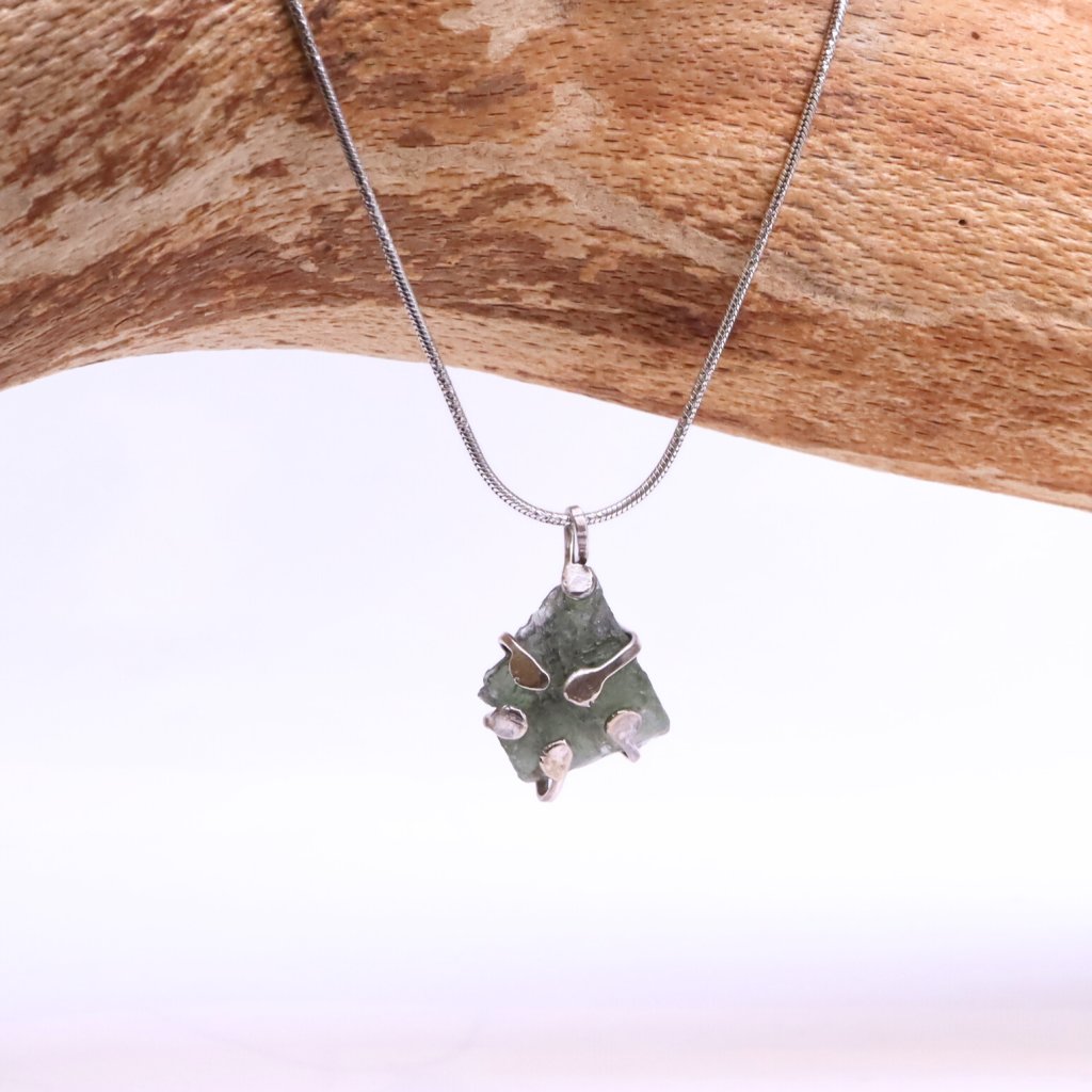 privesek-z-vltavinu-minimalisticky-280781