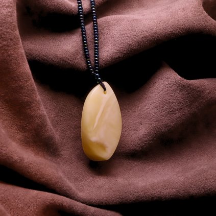 jantarovy-privesek-na-nahrdelniku-ze-sklenenych-koralku-131331