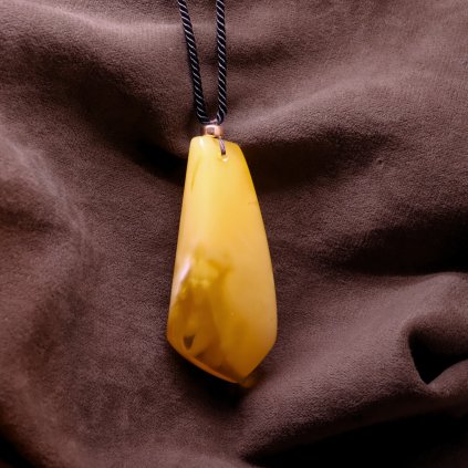 jantarovy-privesek-na-atlasove-snurce-114761