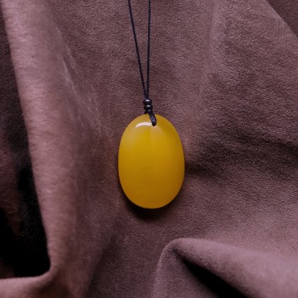 jantarovy-privesek-na-nylonove-snurce-131871