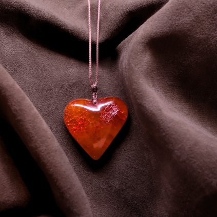 jantarovy-privesek-na-snurce-130691