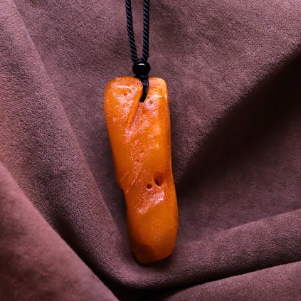 jantarovy-privesek-na-snurce-131861