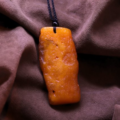 jantarovy-privesek-na-snurce-131821