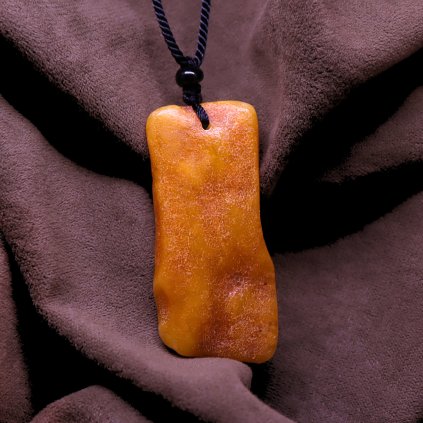 jantarovy-privesek-na-snurce-131841