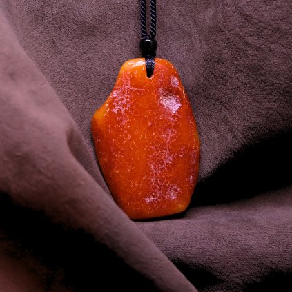 jantarovy-privesek-na-snurce-131851