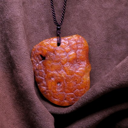 jantarovy-privesek-na-snurce-131881