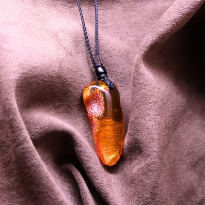 jantarovy-privesek-na-snurce-131166