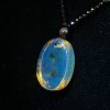 Přívěsek z modrého jantaru na náhrdelníku z onyxu a chryzokolu