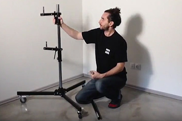 Video - Profesionální stativ s posuvným držákem světla