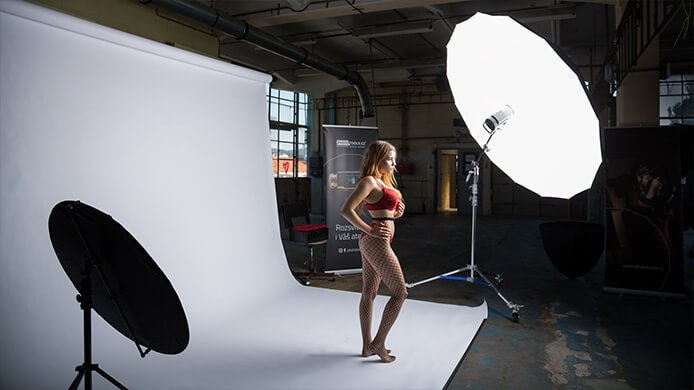 Ako uchytiť fotografické pozadie v priestore? Riešením je mobilná konštrukcia na pozadie!