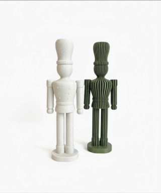 NUTCRACKER Moderný luskáčik v minimalistickom prevedení. Čisté línie, výrazná textúra a jemne prepracované detaily mu...