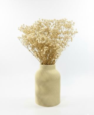 SERENE VASE Serene Vase je navrhnutá s dôrazom na pokojné, harmonické línie, ktoré jemne obtekajú jej tvar. Jemná vlnová...