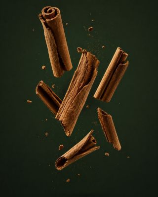 Vrstvy vůně ukryté v kůře. 🤎 Skořicovník čínský (Cinnamomum aromaticum Nees) patří mezi tradičně využívané rostliny...
