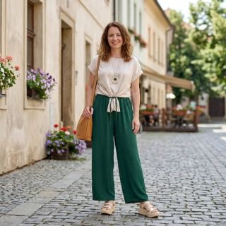 Široké kalhoty a halenka z Itálie a k tomu brazilské sandálky Piccadilly 🌞 A frčíte!!!❤️ Vše k dostání u nás na obchodě v...
