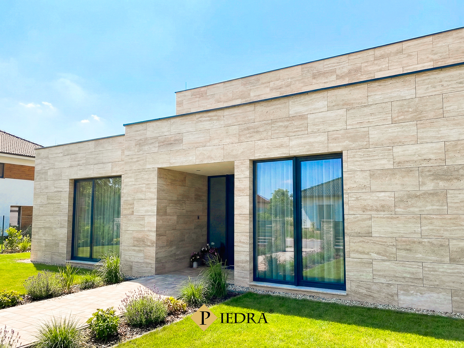 Fasádní obklad z přírodního travertinu