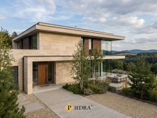 Definicja ponadczasowego designu? Prawdziwy, naturalny trawertyn. Trwały, szlachetny i zachwycający wizualnie. Elewacja z...