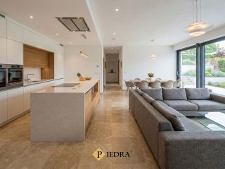 Prawdziwy, naturalny marmur doskonale odnajduje się w każdym wnętrzu, niezależnie od stylu czy epoki. Nie jest...