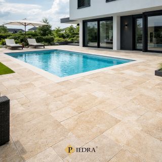 Naturalny trawertyn wokół basenu to nie tylko nawierzchnia, lecz wyraźny znak stylu całego domu. 🌸Sezon wiosenny zbliża...