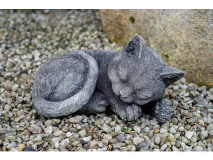 Zahradní betonová dekorace Spící koťátko