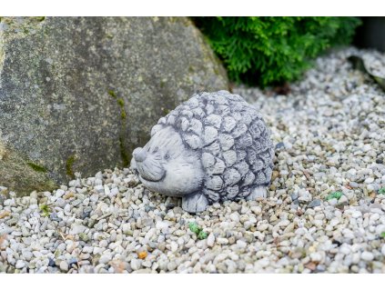 Zahradní betonová dekorace Střední ježek