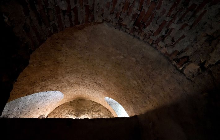 Fotografie z krypty v kostele Panny Marie Vítězné