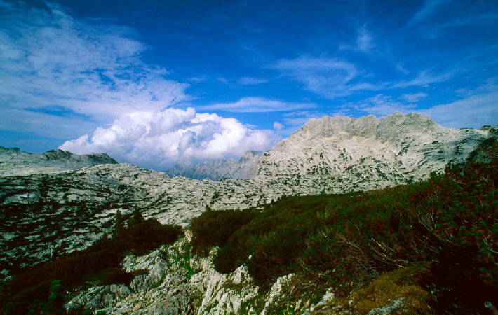 Sluncem vypálené vápencové pohoří