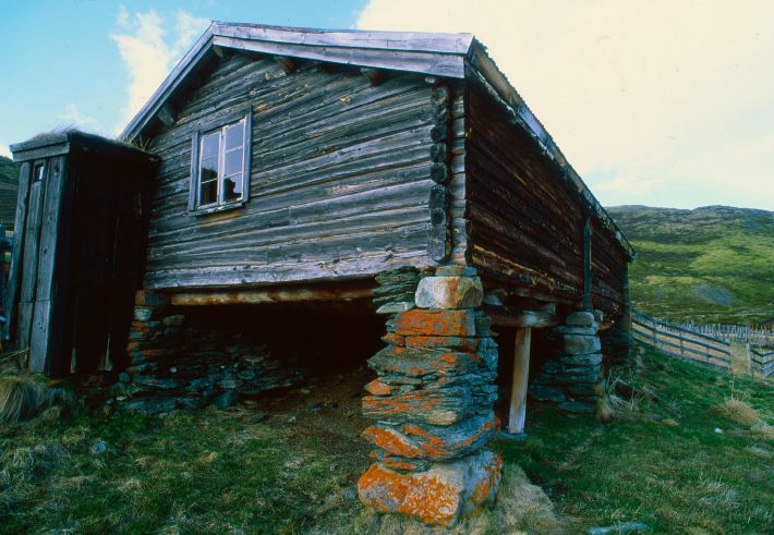 Zdůraznění mohutnosti staveb drsného severu