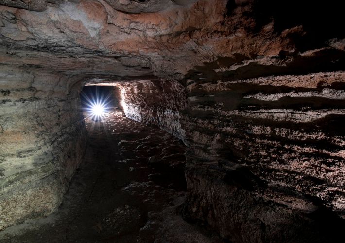 Obdélníkové chodby v jeskyni Limanu