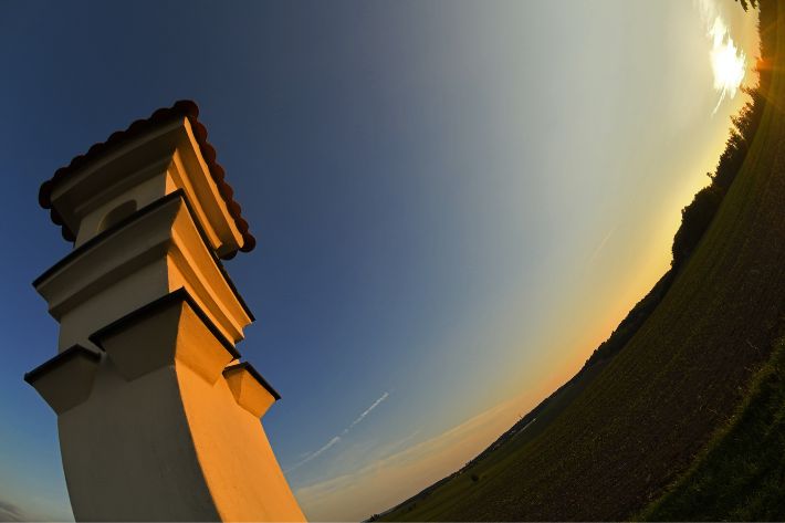 Boží muka otáčející se za Sluncem