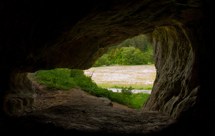 Průhled skrz portál jeskyně