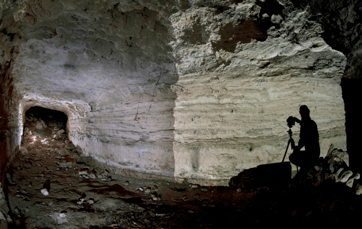 Stín na stěně jeskyně